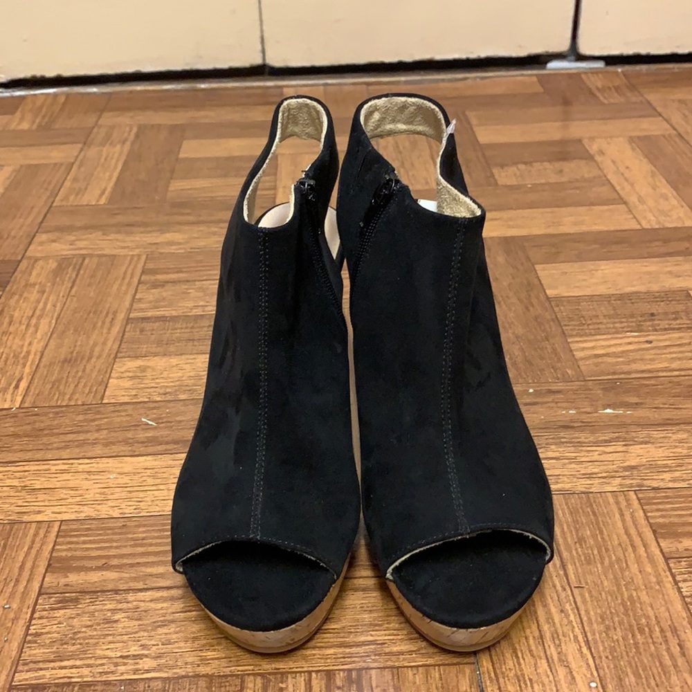 NEW Women’s Peep Toe Heel Out Wedges Size 10